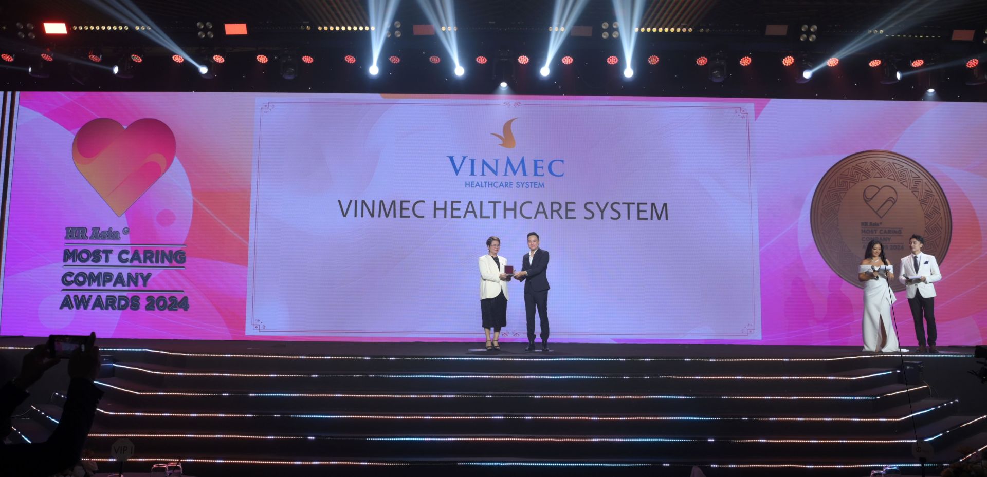 The representative from Vinmec received the supplementary award for 