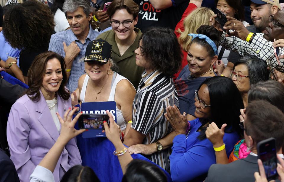 Ứng cử viên tổng thống  Kamala Harris chụp ảnh với những người ủng hộ tại Las Vegas, Nevada, ngày 10 tháng 8 năm 2024