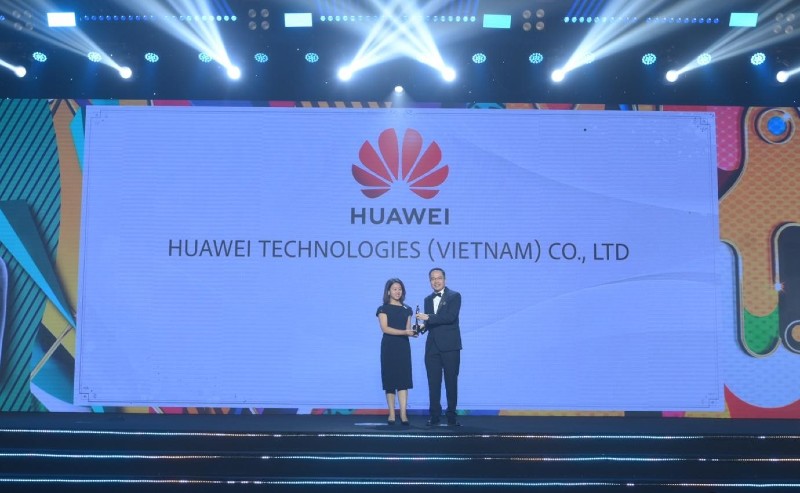 Đại diện Huawei Việt Nam nhận giải thưởng 