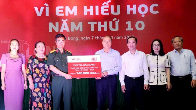 Lãnh đạo Viettel Bắc Giang trao biểu trưng học bổng Vì em hiếu học năm học 2023-2024 trị giá 740 triệu đồng cho đại diện Hội Khuyến học tỉnh.