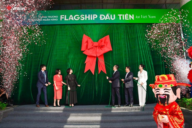 Ban lãnh đạo VPBank cùng kéo băng khánh thành chi nhánh Flagship