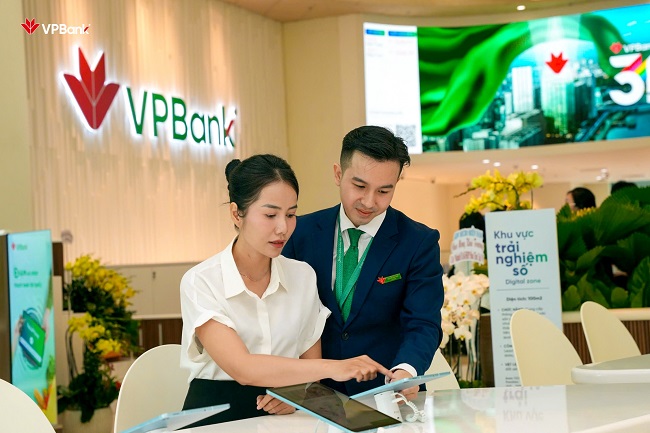 Khách hàng trải nghiệm giao dịch “Paperless” tại VPBank Flagship