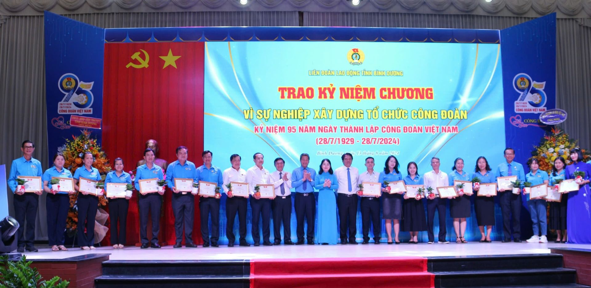 Trao kỷ niệm chương “Vì sự nghiệp xây dựng Tổ chức Công đoàn”