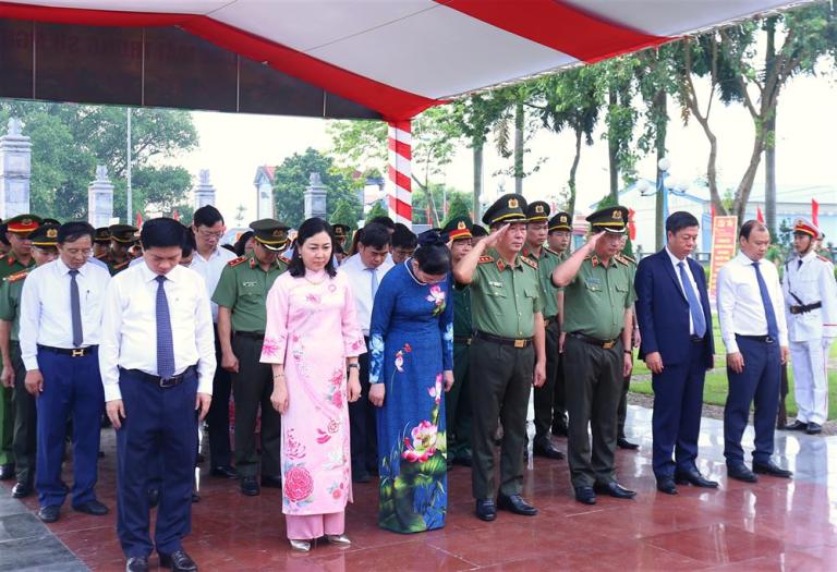 Ảnh minh họaThứ trưởng Trần Quốc Tỏ cùng các đại biểu dâng hương tại Khu di tích lịch sử văn hoá quốc gia Cát Tường