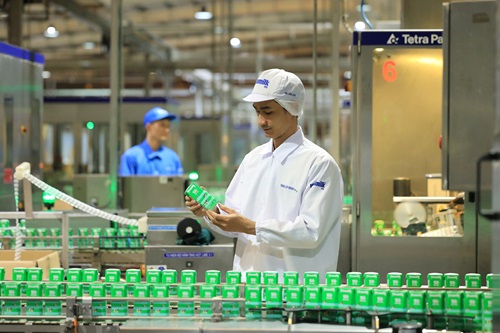 Vinamilk's 14 modern domestic production plants and 2 overseas plants ensure its production capacity and product quality