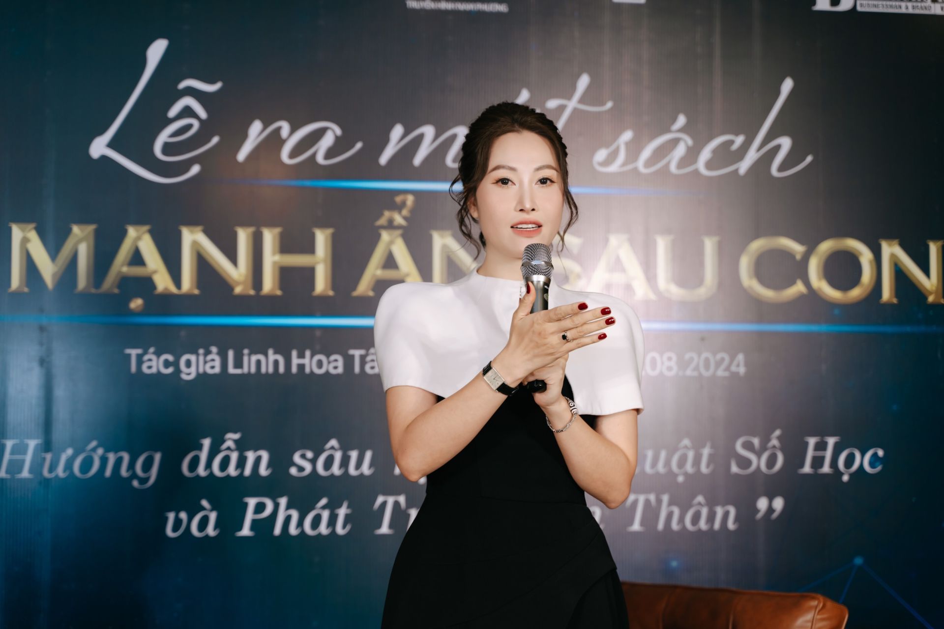 Linh Hoa Tâm trong buổi ra mắt sách của cô