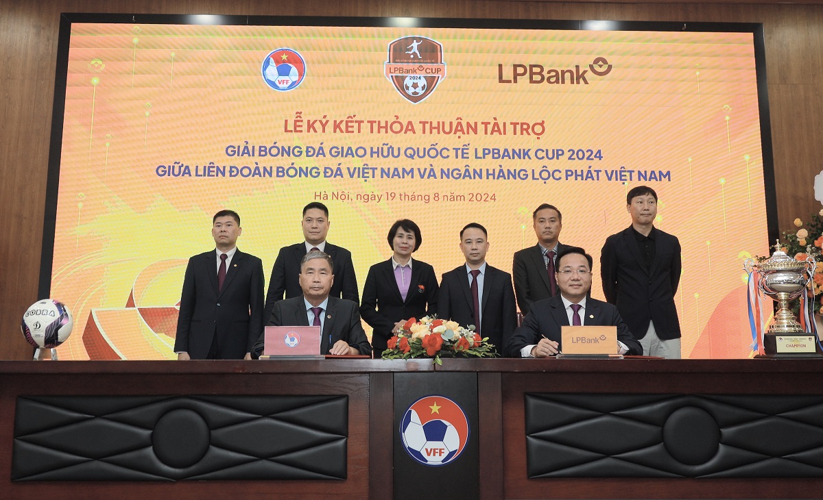 Ông Hoàng Văn Phúc – Phó Tổng Giám đốc LPBank và ông Dương Nghiệp Khôi– Tổng Thư ký Liên đoàn Bóng đá Việt Nam (VFF) ký kết dưới sự chứng kiến của đại diện Lãnh đạo Cục Thể dục Thể thao, Liên đoàn Bóng đá Việt Nam và LPBank