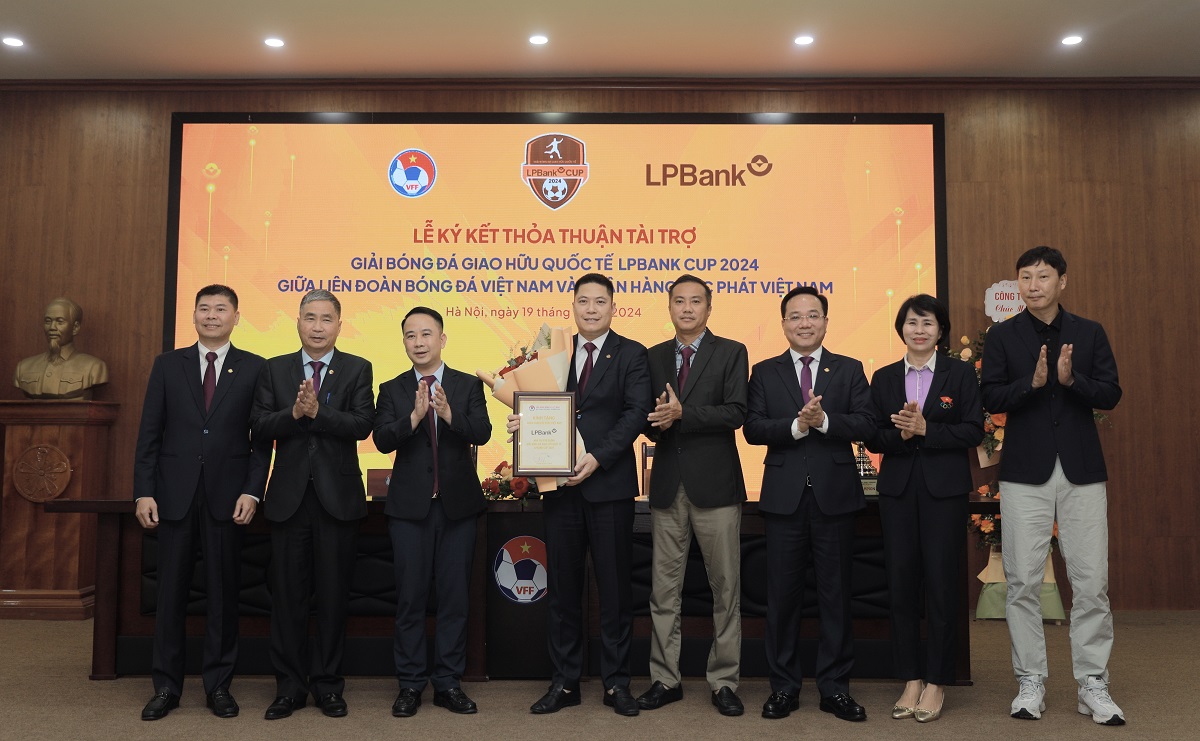 Đại diện LPBank, ông Nguyễn Văn Thùy - Phó Chủ tịch HĐQT nhận hoa và danh vị trao tặng của Lãnh đạo Liên đoàn Bóng đá Việt Nam (VFF) tại sự kiện