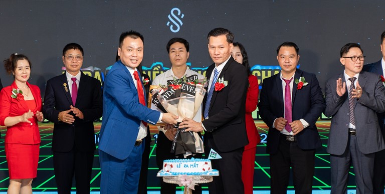 Mr. Nguyen Minh Cuong – General Director of Vietsmile Investment and Development Joint Stock Company (Vietsmile) (on the left) and Mr. Nguyen Van Hung – representative of Dream Maker, Vina Chain platform (on the right) at the launch ceremony