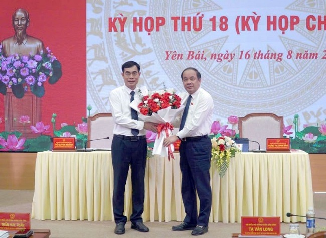 Phó Bí thư Thường trực Tỉnh ủy, Chủ tịch HĐND tỉnh Tạ Văn Long tặng hoa chúc mừng ông Đỗ Quang Minh - Giám đốc Sở Lao động - Thương binh và Xã hội được bầu  là Ủy viên UBND tỉnh nhiệm kỳ 2021-2026