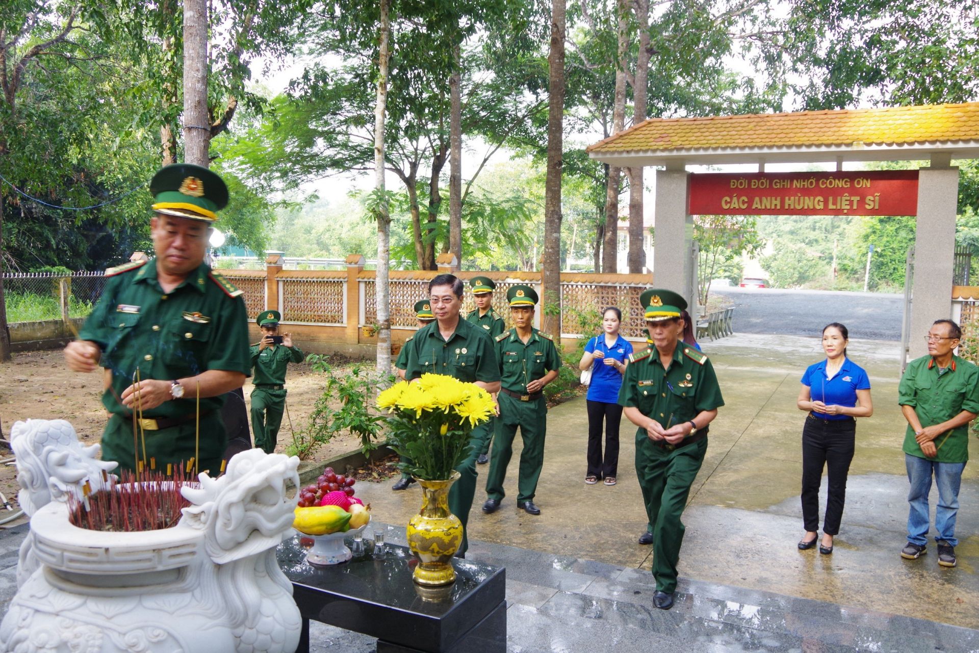 Các chiến sĩ đồn biên phòng Lò Gò và các thành viên chương trình 