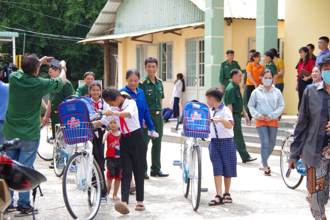 Món quà tuy không lớn nhưng mang ý nghĩa nhân văn sâu sắc , thể hiện tình cảm của  các CCB, các nhà hảo tâm , đó là việc giúp con em CCB, gia đình nghèo, con em đồng bào Khơ- me trước thềm năm học mới