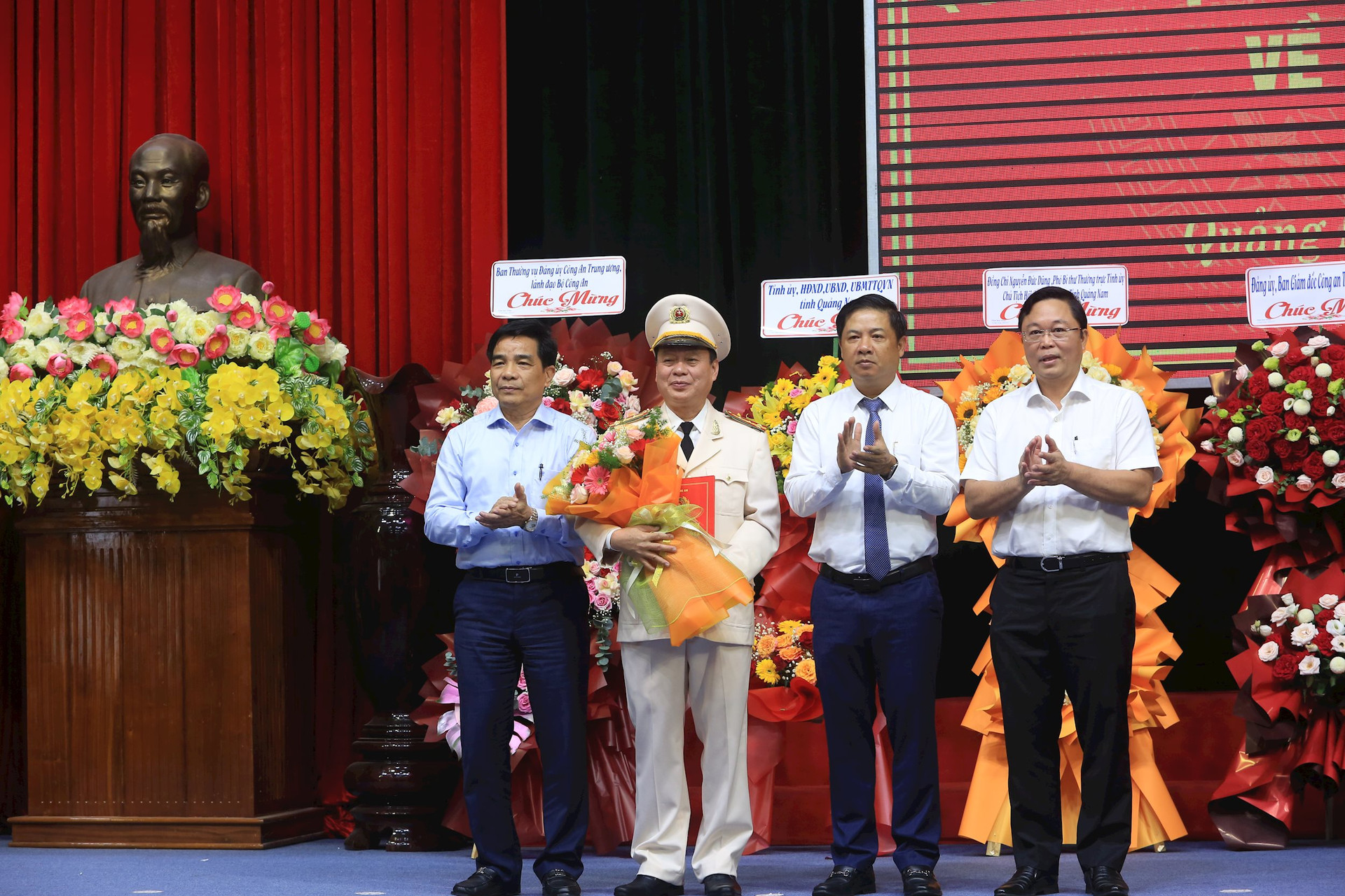 Bí thư Tỉnh ủy Lương Nguyễn Minh Triết, Chủ tịch UBND tỉnh Lê Văn Dũng và Chủ tịch Ủy ban MTTQ Việt Nam tỉnh Lê Trí Thanh chúc mừng Giám đốc Công an tỉnh Nguyễn Hữu Hợp