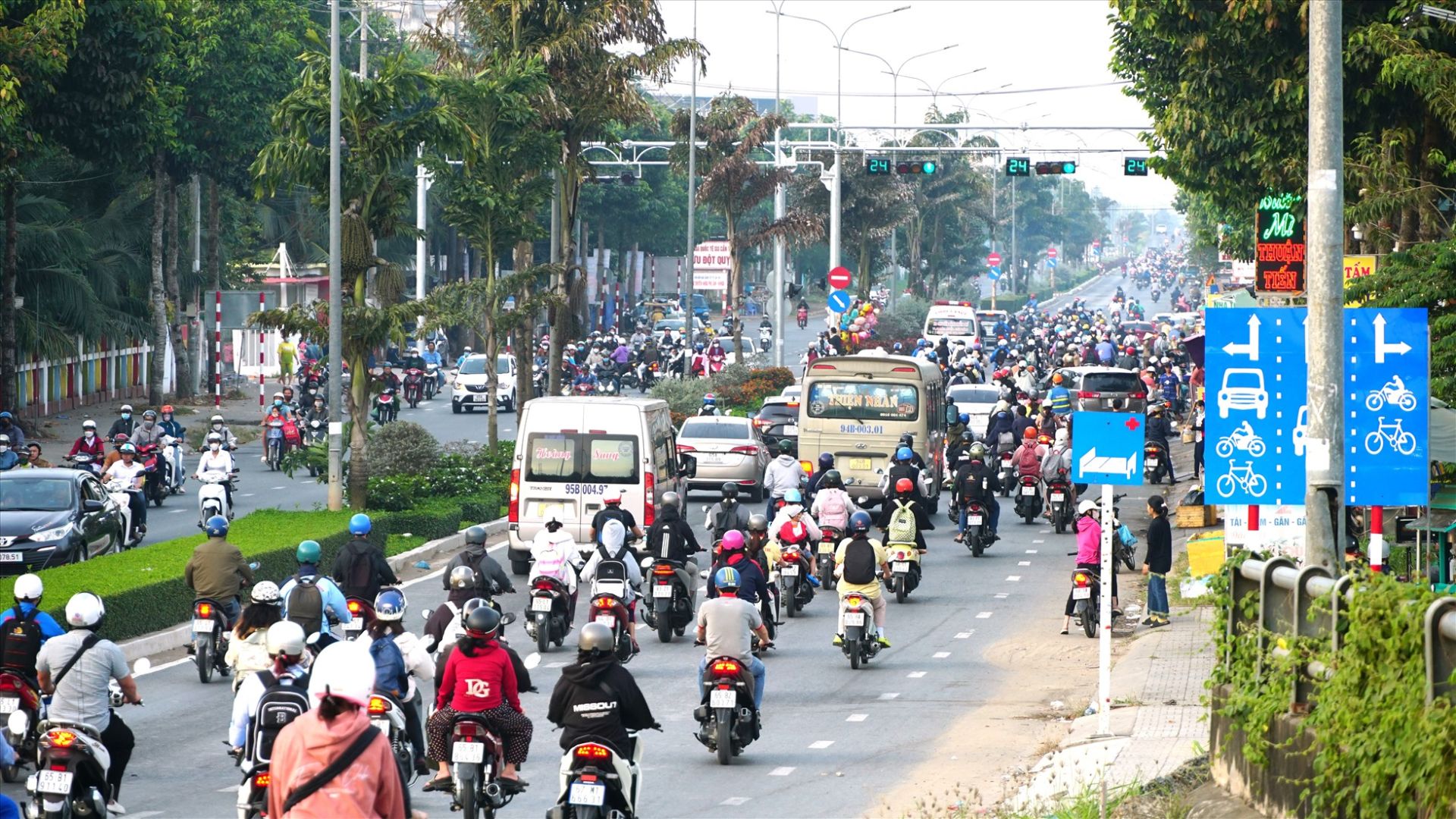 An toàn giao thông đường bộ, đường sắt được thực hiện nghiêm ngặt