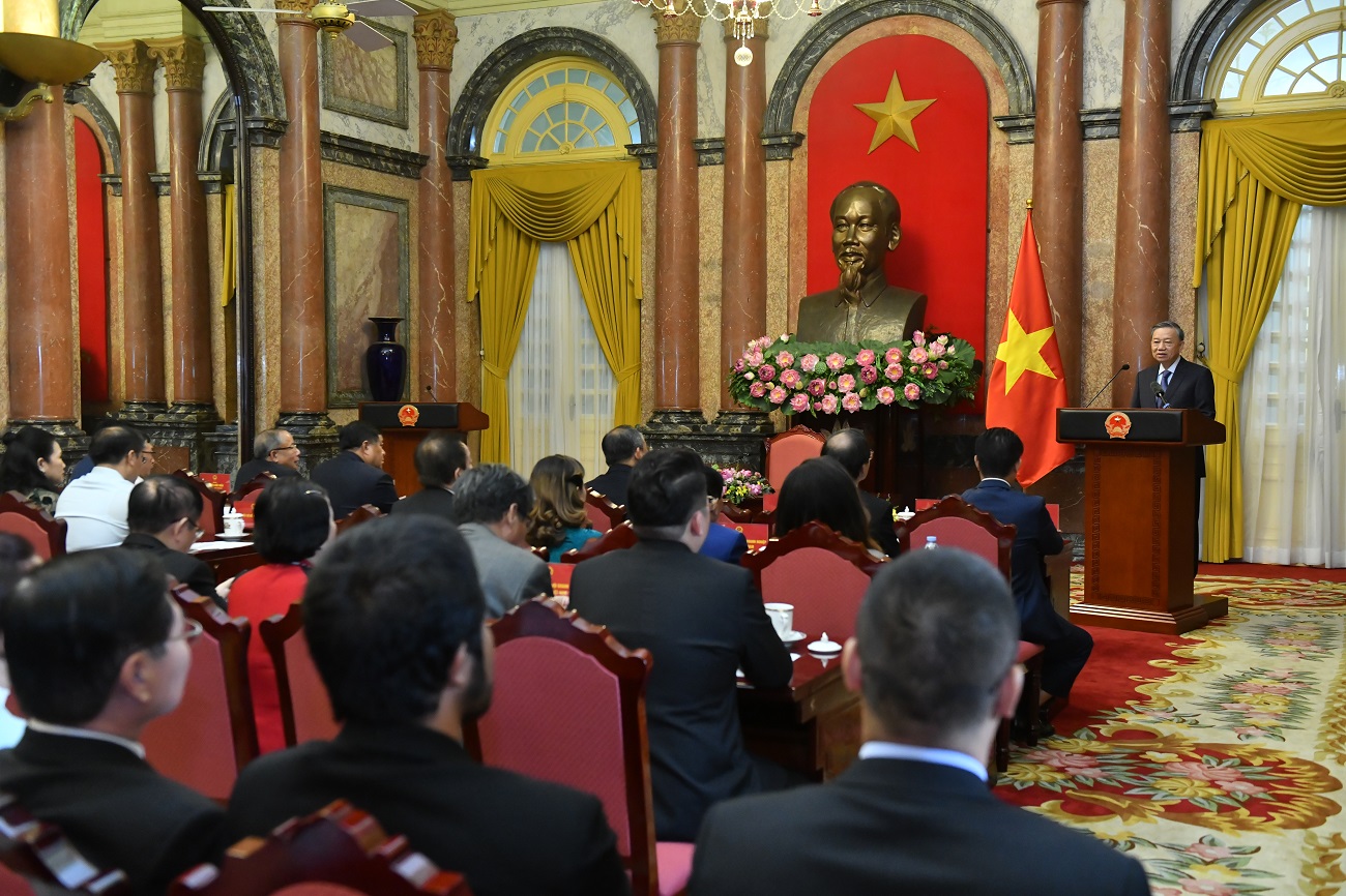 Tổng Bí thư, Chủ tịch nước Tô Lâm bày tỏ vui mừng được gặp gỡ các đại diện Hiệp hội Doanh nghiệp nhỏ và vừa Việt Nam - tổ chức đại diện cho cộng đồng rất lớn các doanh nghiệp đang chung tay xây dựng và phát triển nền kinh tế của đất nước.