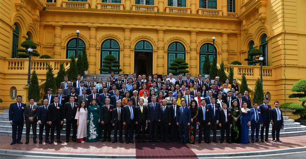 General Secretary and State President Tô Lâm, along with the Party and State leaders, took a commemorative photo with the delegation of the Vietnam Association of Small and Medium Enterprises