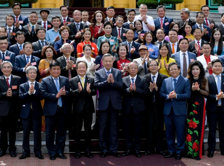 General Secretary and President Tô Lâm took photos with the delegation of the Vietnam Association of Small and Medium Enterprises