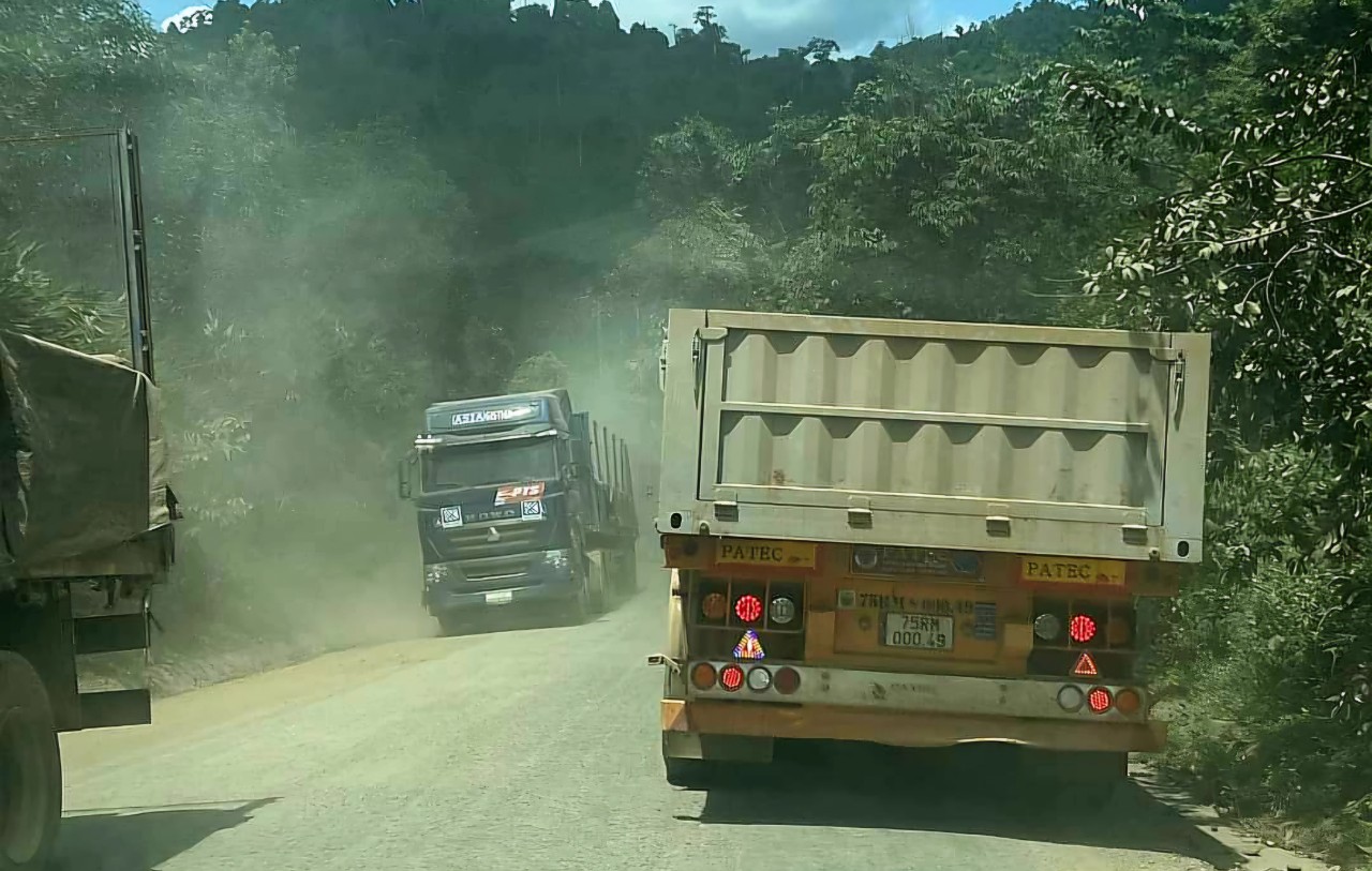 Hơn 1 năm qua,  mỗi ngày hơn 200 lượt phương tiện chở quặng từ Lào về Việt Nam khiến tuyến đường bị hư hỏng rất nhanh và tăng lên từng ngày, khả năng duy tu bảo dưỡng để đảm bảo an toàn giao thông là đặc biệt khó khăn