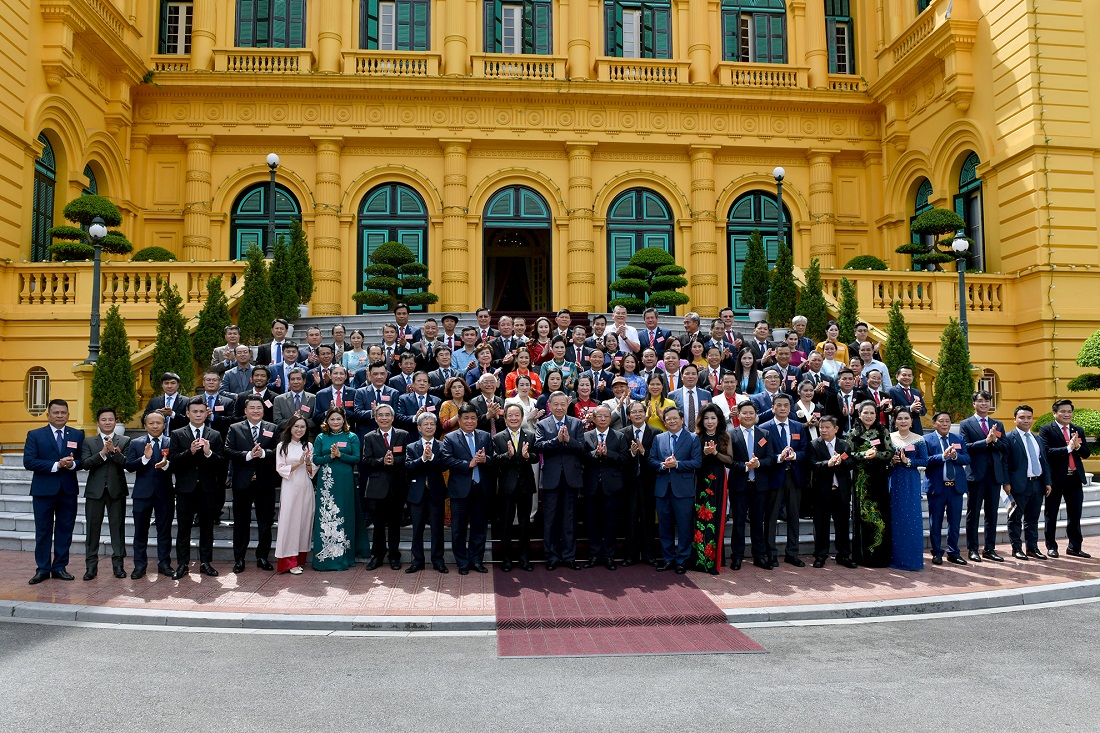 The delegation of the VINASME took a commemorative photo with General Secretary and President Tô Lâm