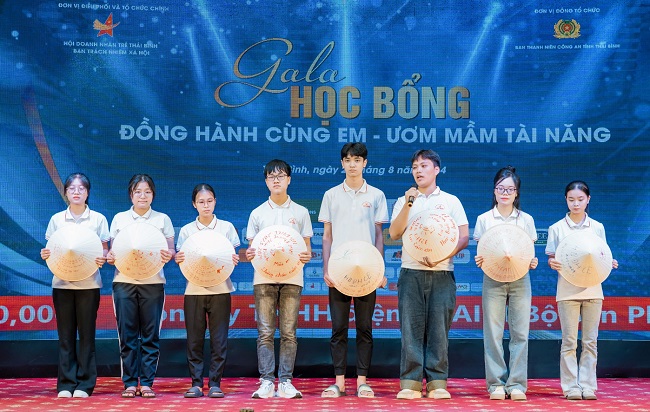 Đại diện các em học sinh được thụ hưởng từ quỹ học bổng gửi lời cảm ơn tại chương trình