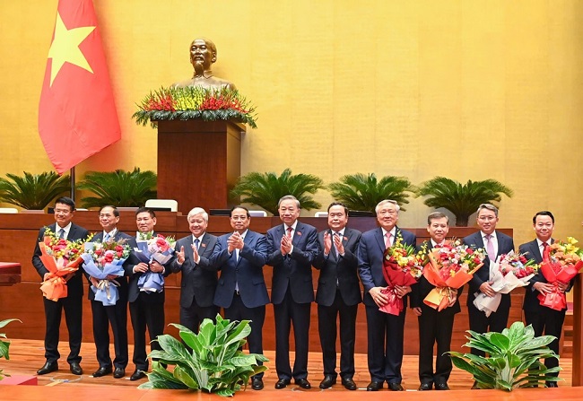 Các đồng chí lãnh đạo Đảng và Nhà nước tặng hoa chúc mừng các đồng chí vừa được Quốc hội phê chuẩn