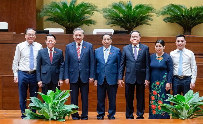 Bí thư Tỉnh ủy tỉnh Yên Bái Đỗ Đức Duy - tân Bộ trưởng Bộ Tài nguyên và Môi trường chụp ảnh lưu niệm với các đồng chí lãnh đạo Đảng và Nhà nước.