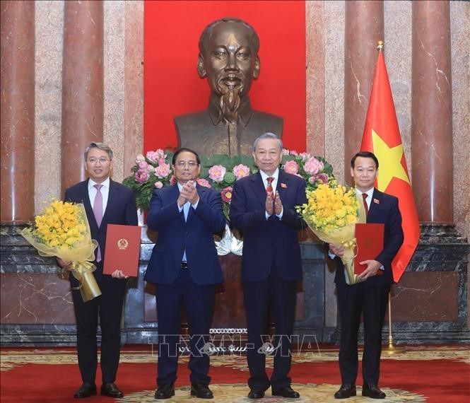 Tổng Bí thư, Chủ tịch nước Tô Lâm trao Quyết định bổ nhiệm, Thủ tướng Phạm Minh Chính tặng hoa chúc mừng Bộ trưởng Bộ Tài nguyên và Môi trường Đỗ Đức Duy, Bộ trưởng Bộ Tư pháp Nguyễn Hải Ninh.