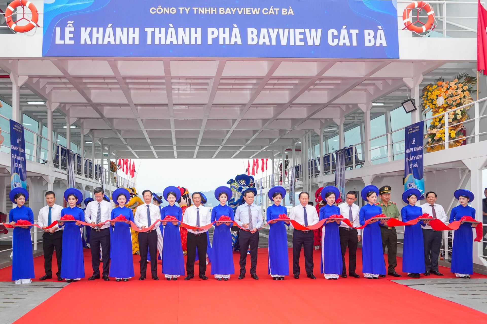 Các đại biểu cắt băng khánh thành Phà BayView Cát Bà.