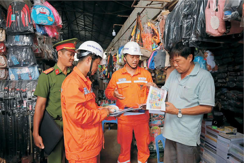 Nhân viên Điện lực Châu Thành và Công an huyện Châu Thành tuyên truyền an toàn phòng chống cháy nổ tại chợ Phú Long, xã Phú Long, huyện Châu Thành