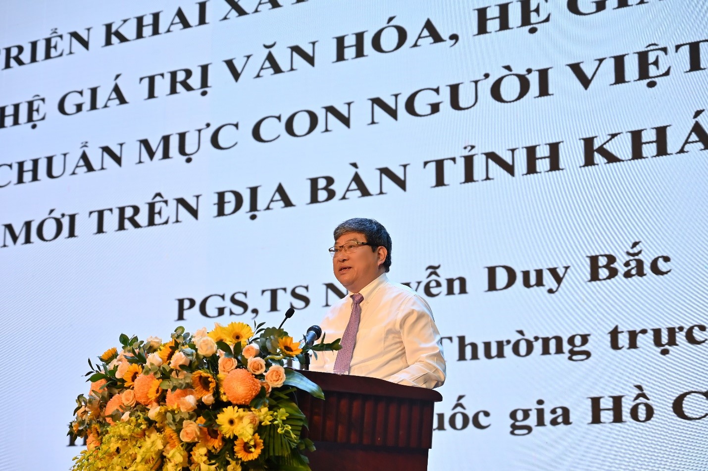 PGS.TS Nguyễn Duy Bắc, PGĐ Thường trực Học viện Chính trị quốc gia  Hồ Chí Minh, nguyên Phó Chủ tịch UBND tỉnh Khánh Hòa trình bày tham luận