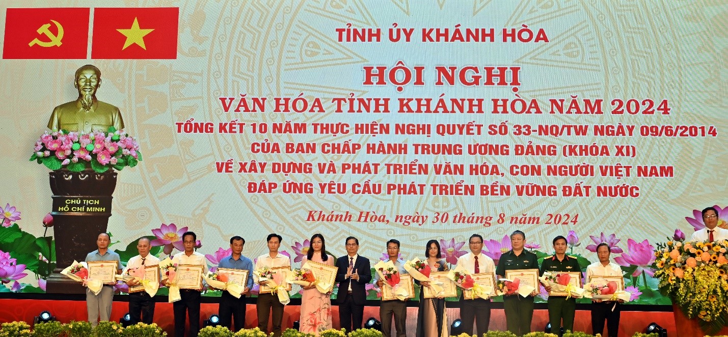 12 tập thể và 26 cá nhân được khen thưởng thành tích xuất sắc trong 10 năm thực hiện Nghị Quyết số 33-NQ/TW ngày 9/8/2014