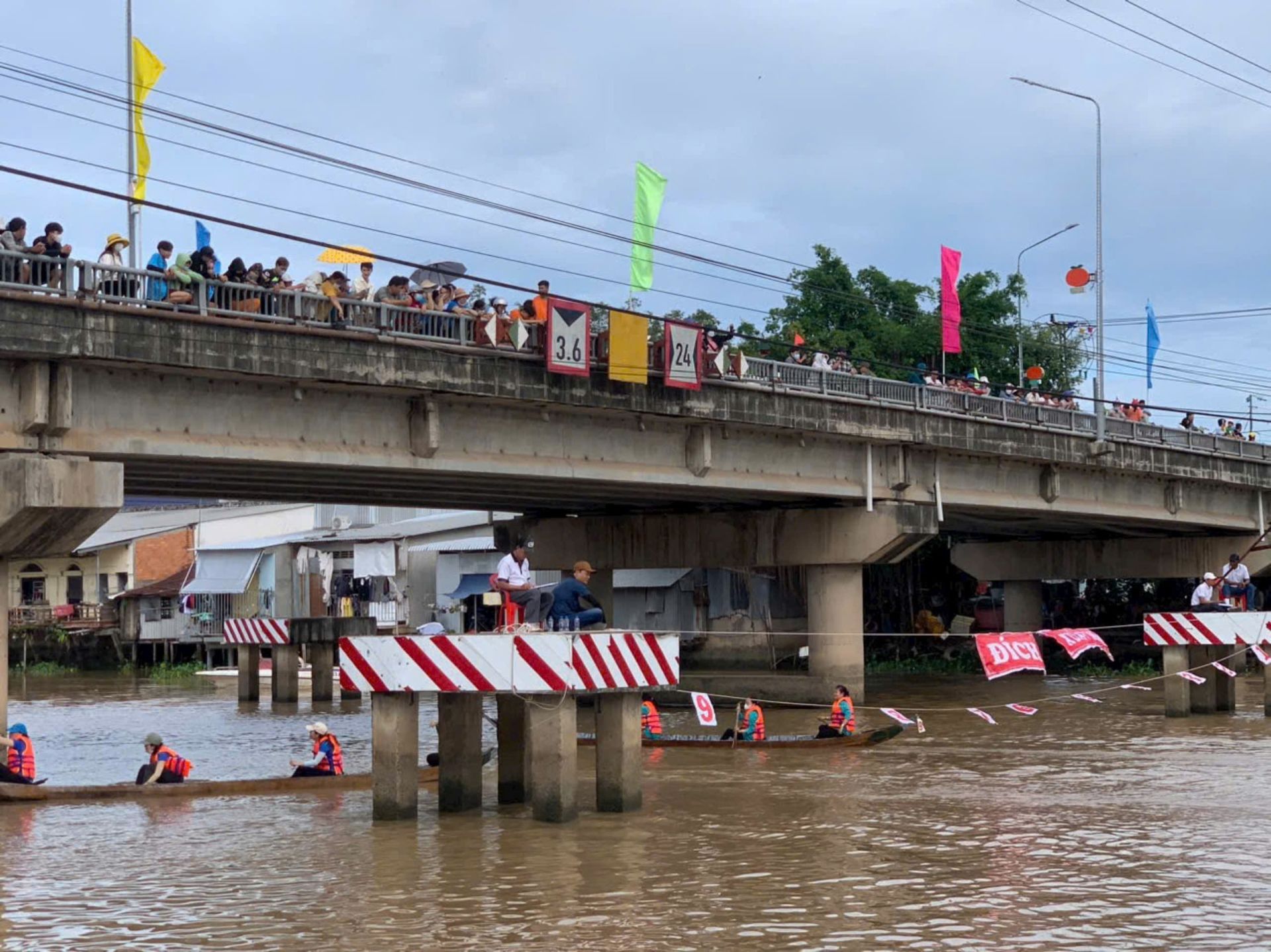 Các đội đua chuẩn bị ra khơi