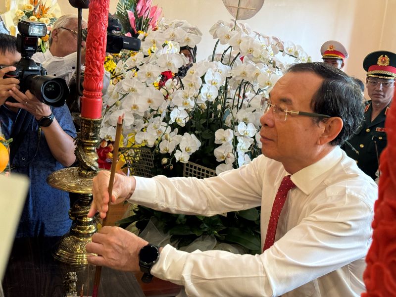 Bí thư Thành ủy Nguyễn Văn Nên dâng hương tưởng niệm Chủ tịch Hồ Chí Minh tại Bảo tàng Hồ Chí Minh - Chi nhánh Thành phố.