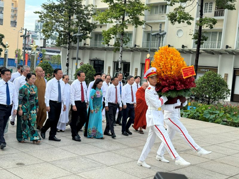 Đoàn đã dâng hoa tại Công viên Tượng đài Chủ tịch Hồ Chí Minh.