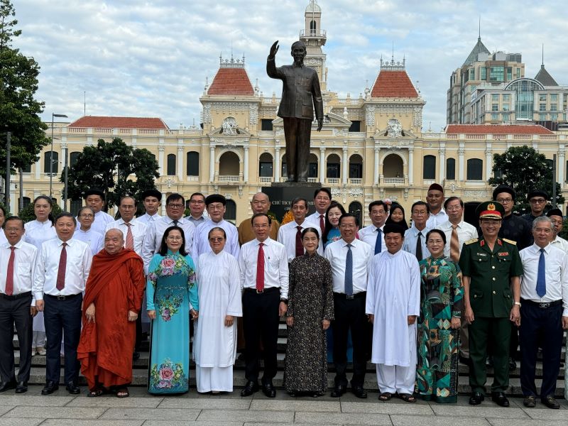 Các đại biểu chụp ảnh lưu niệm tại Công viên Tượng đài Chủ tịch Hồ Chí Minh.