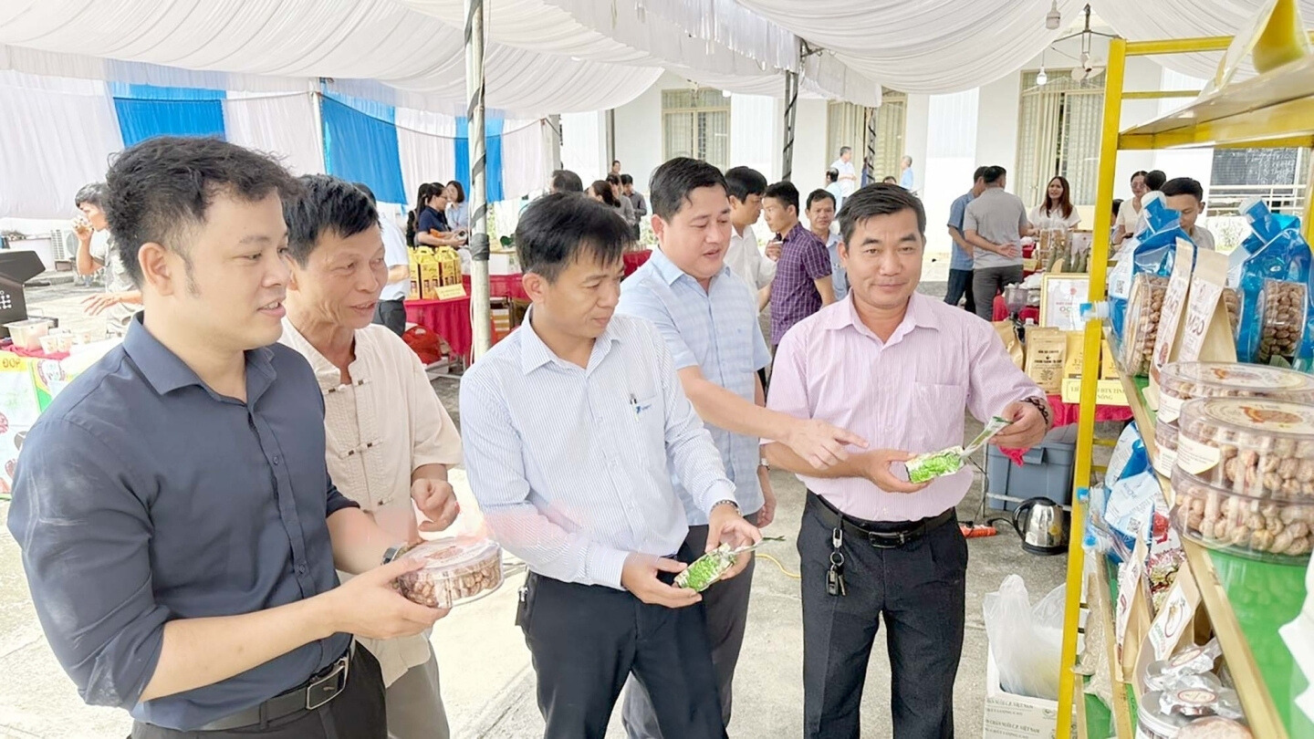 Tại triển lãm này, nhiều sản phẩm OCOP (Ở đâu có sản phẩm), cùng với các sản phẩm được chứng nhận VietGAP, GlobalGAP và đảm bảo an toàn vệ sinh thực phẩm, đã được trưng bày và giới thiệu đến công chúng. Điều này thể hiện sự đa dạng và chất lượng của các sản phẩm nông nghiệp và thực phẩm tại tỉnh Bình Phước