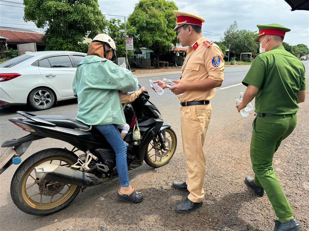 Lực lượng CSGT dựng pa-nô lưu ý nhắc nhở người dân tham gia giao thông đúng luật, đảm bảo sức khỏe an toàn khi lái xe.