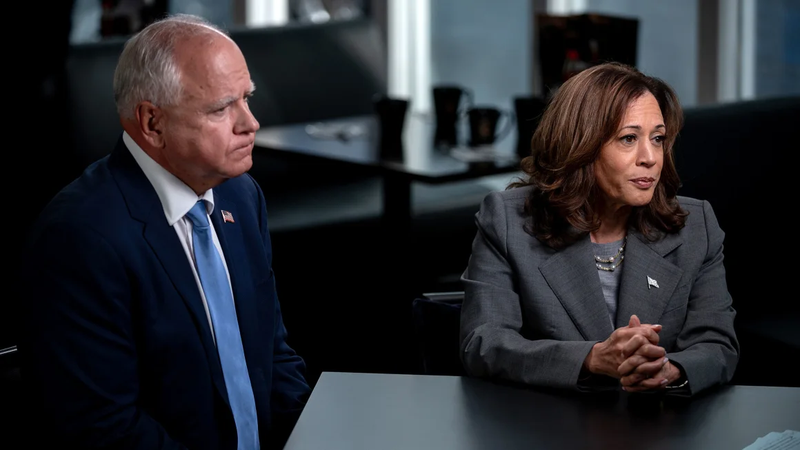 Thống đốc bang Minnesota (trái) và Phó Tổng thống Kamala Harris (phải) trong cuộc phỏng vấn với CNN ngày 29 tháng 8