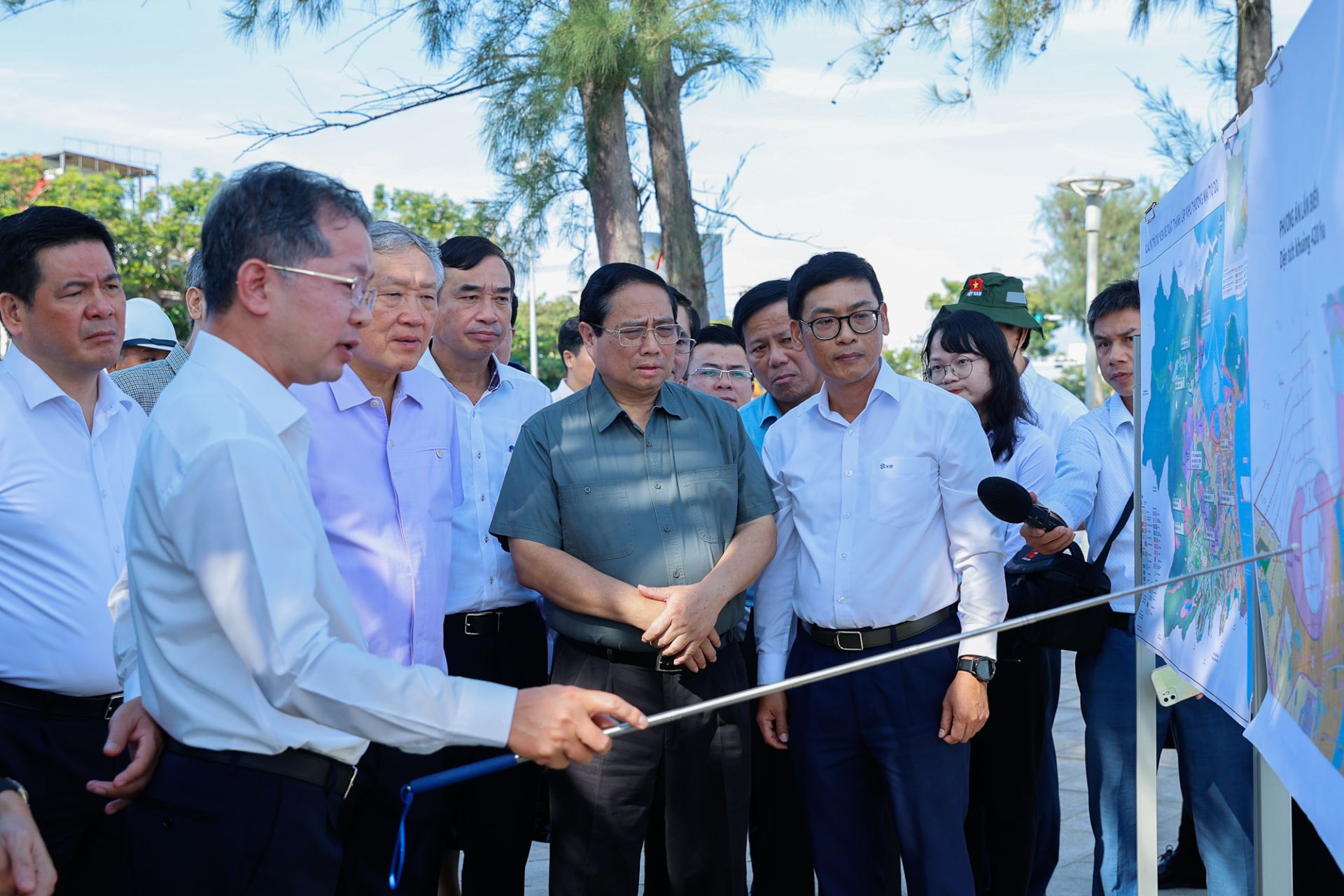 Thủ tướng Phạm Minh Chính đồng ý về chủ trương cần lấn biển để tạo quỹ đất mới, mở rộng không gian phát triển, song cần nghiên cứu, tính toán kỹ các vấn đề nguyên vật liệu san lấp; diện tích đất, những vị trí đẹp nhất phải ưu tiền dành cho sản xuất kinh doanh.