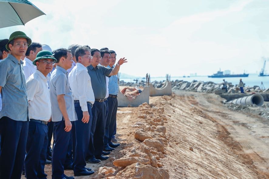 Thủ tướng đã đi khảo sát tại khu vực nghiên cứu lấn biển gần đường Nguyễn Tất Thành (chức năng là khu dịch vụ logistics, diện tích khoảng 420 ha)