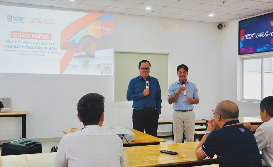 2.	Mr. Ee Soon Hean - General Director of Nippon Paint Vietnam and Mr. Nguyễn Trọng Đức - Project Director of Nippon Paint Vietnam