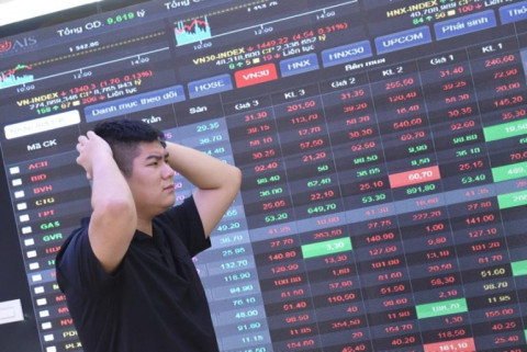 The stock market faces increasing selling pressure, VN-Index sank into the red