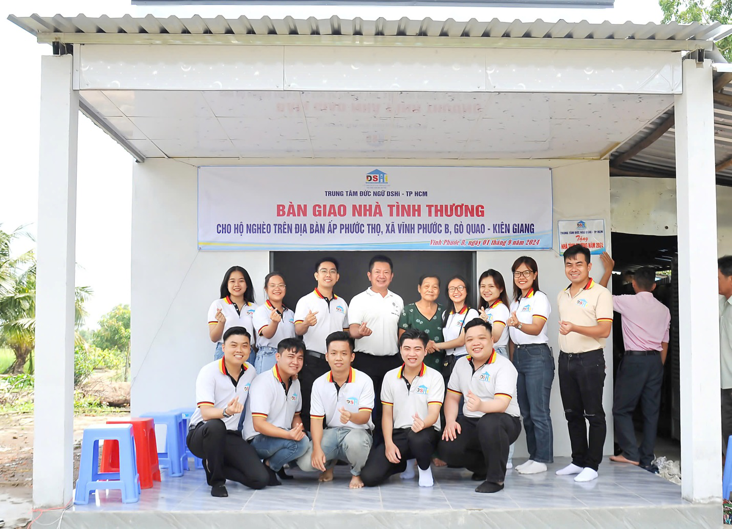 Tập thể CB,GV, học viên DSHi – Team trao tặng nhà cho Bà Nguyệt