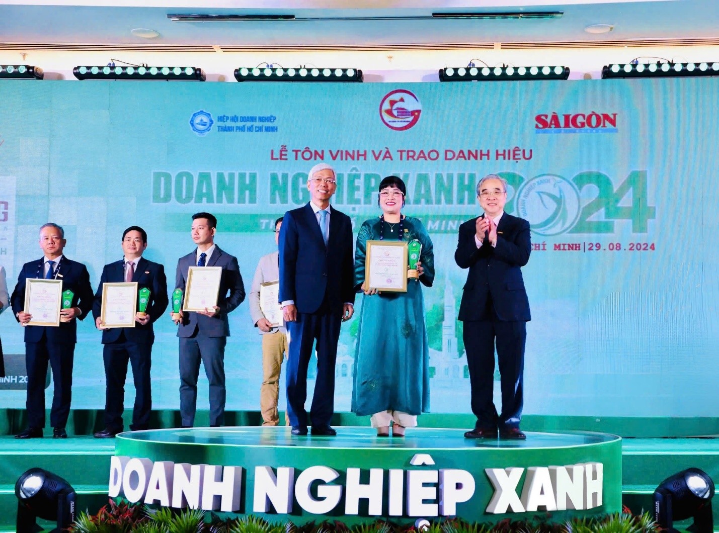 CEO Lưu Thị Thanh Mẫu (center) represents Phuc Khang Corporation in receiving the title of “Green Enterprise of Ho Chi Minh City 2024.”