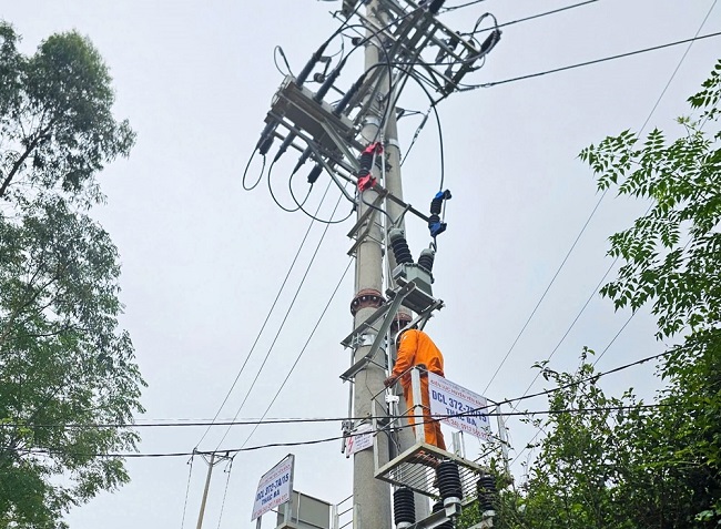 Công nhân Điện lực Yên Bình kiểm tra đường dây 35kV trước khi đóng điện.