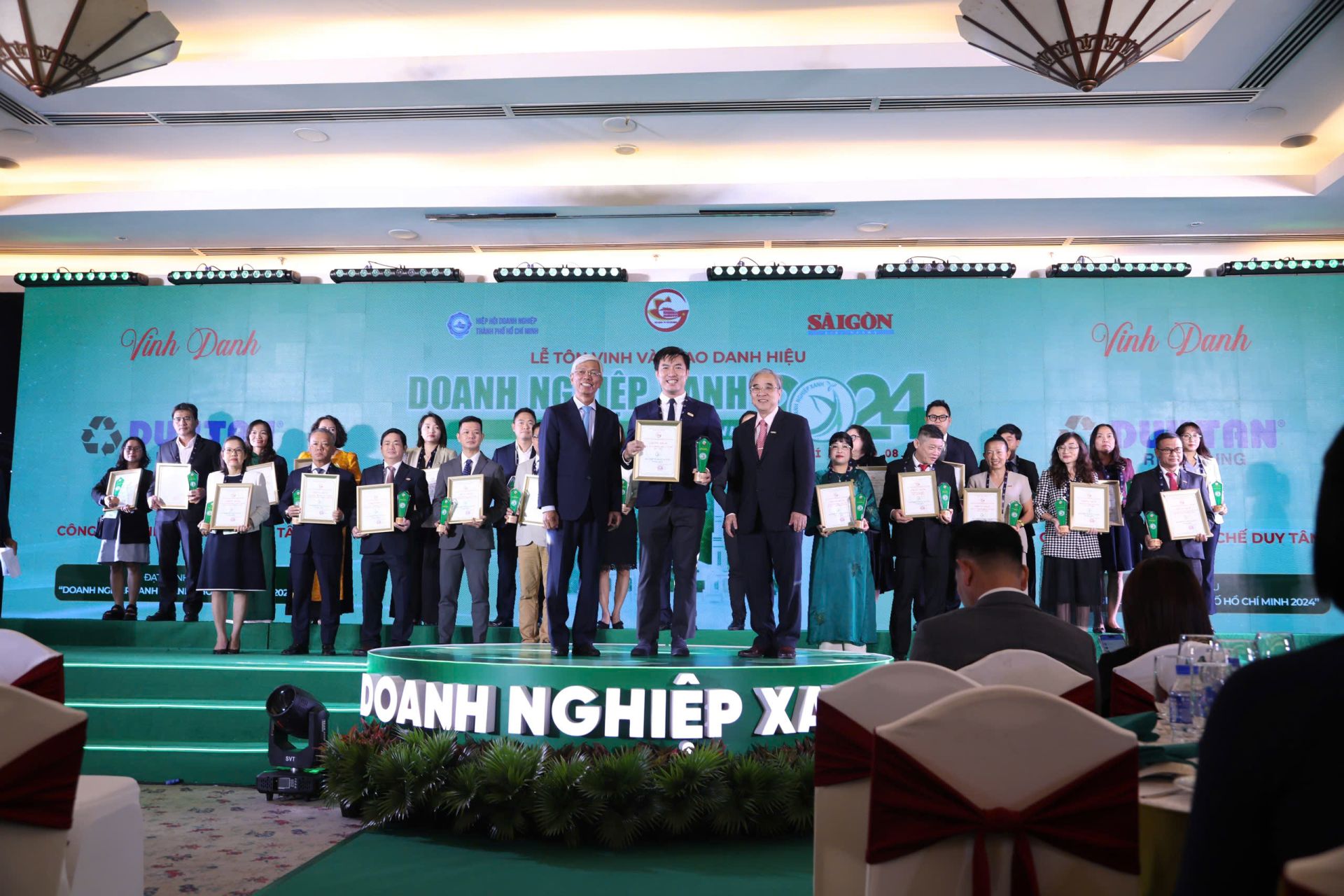 The leaders of the Ho Chi Minh City People's Committee and the organizing committee presented the 'Green Enterprise of Ho Chi Minh City 2024' awards