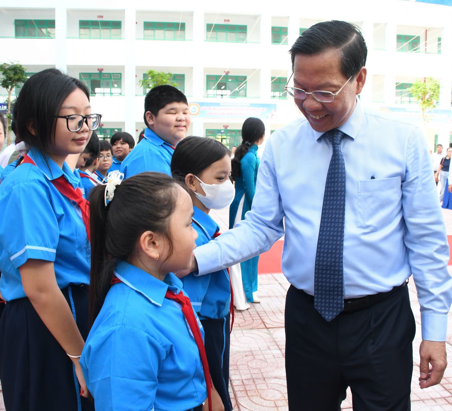 Đồng chí  Phan Văn Mãi- CT  UBNDTPHCM  động  viên  các  em  học  sinh  trong  ngày  đầu  đến  trường.