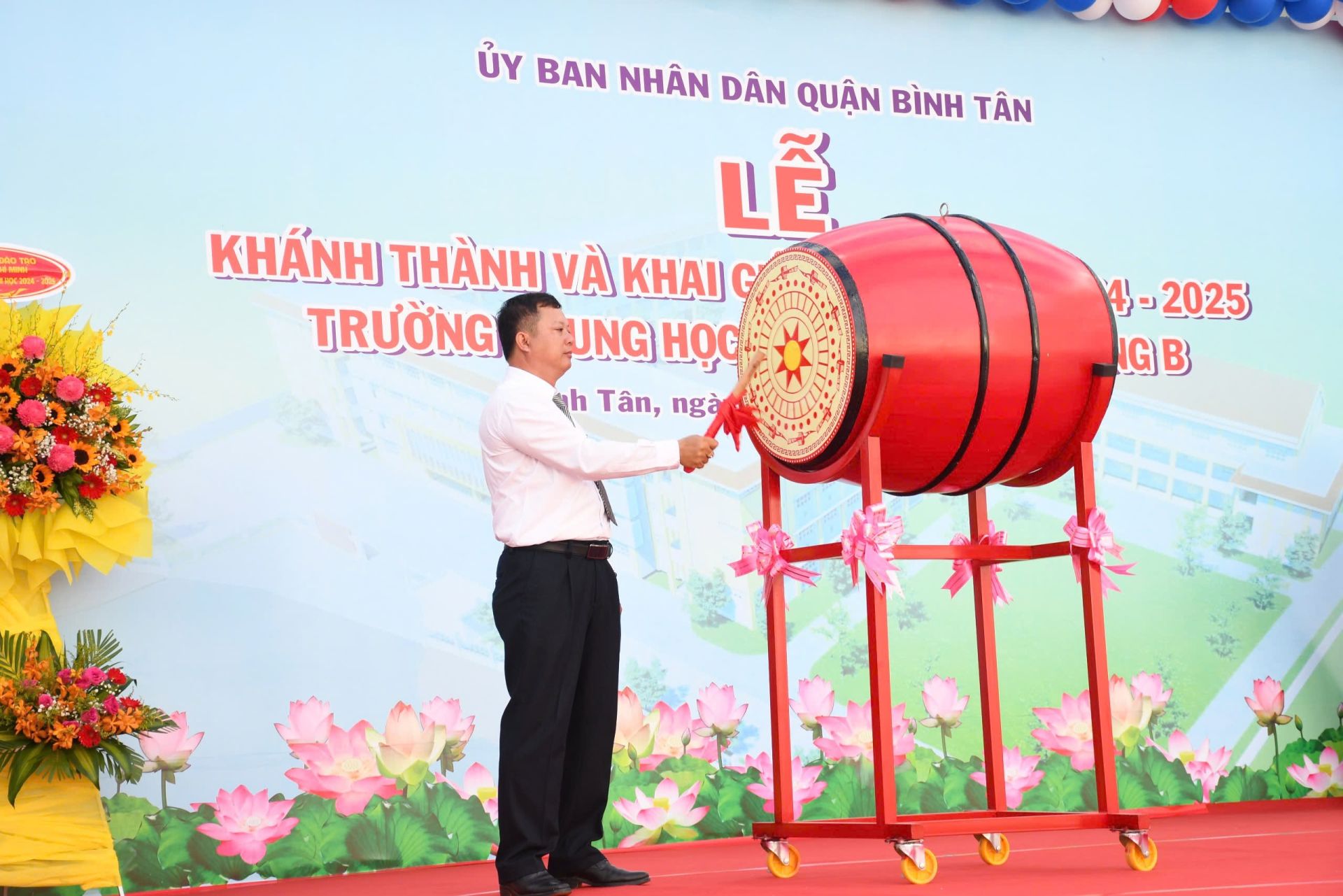 Thầy Hồ Thanh Danh, Hiệu trưởng Trường Trung học cơ sở Bình Trị Đông B Đđánh  trống  khai  giảng  năm  học mới.