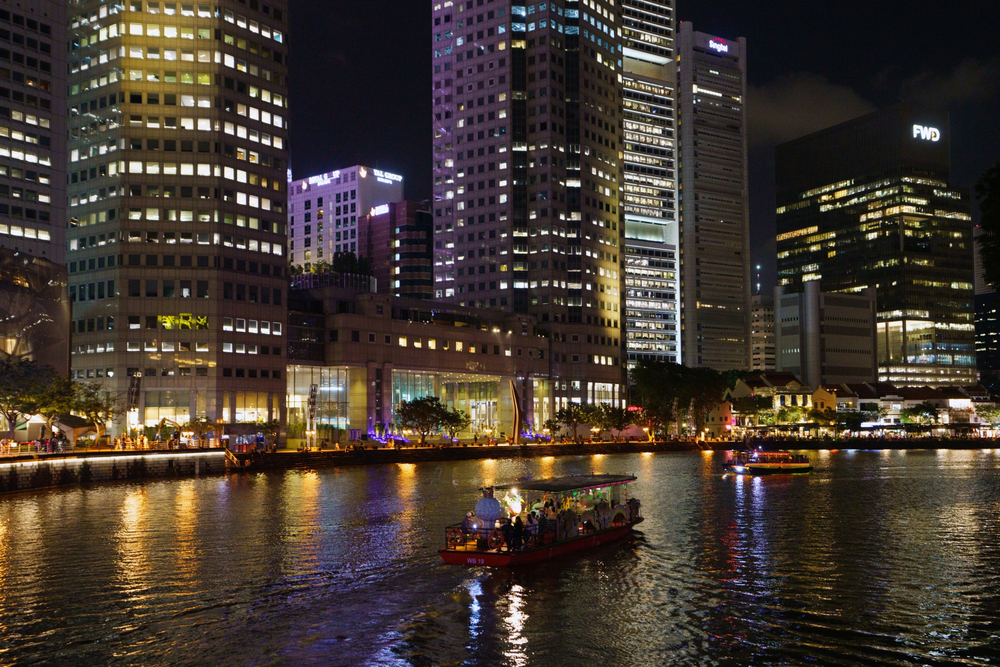 Khu trung tâm tài chính vào ban đêm ở Singapore