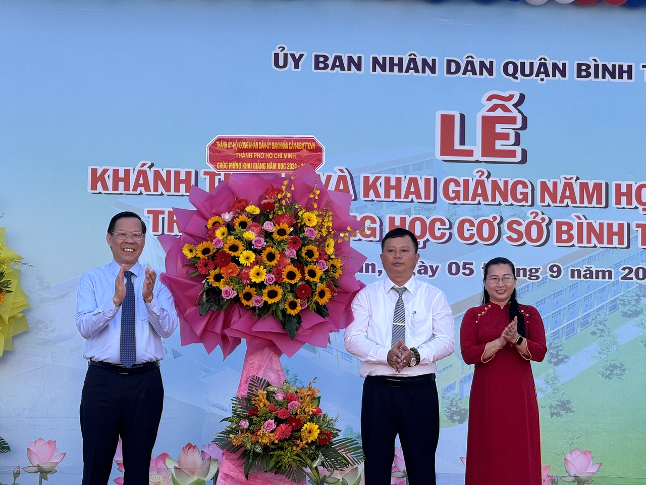 Đồng chí Phan Văn Mãi- CT  UBND  TPHCM  tặng  hoa  cho Thầy  và trò trường THCS Bình Trị Đông B, Quận  Bình  Tân.